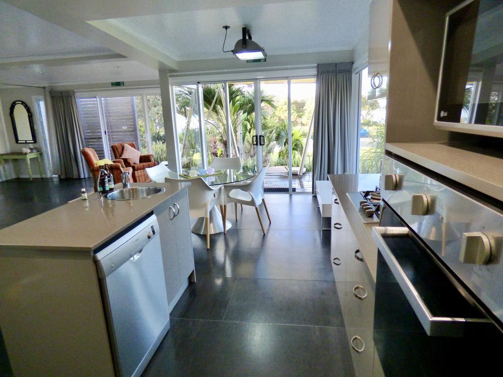 Arthouse Beachfront Accommodation Emerald Beach Exterior photo