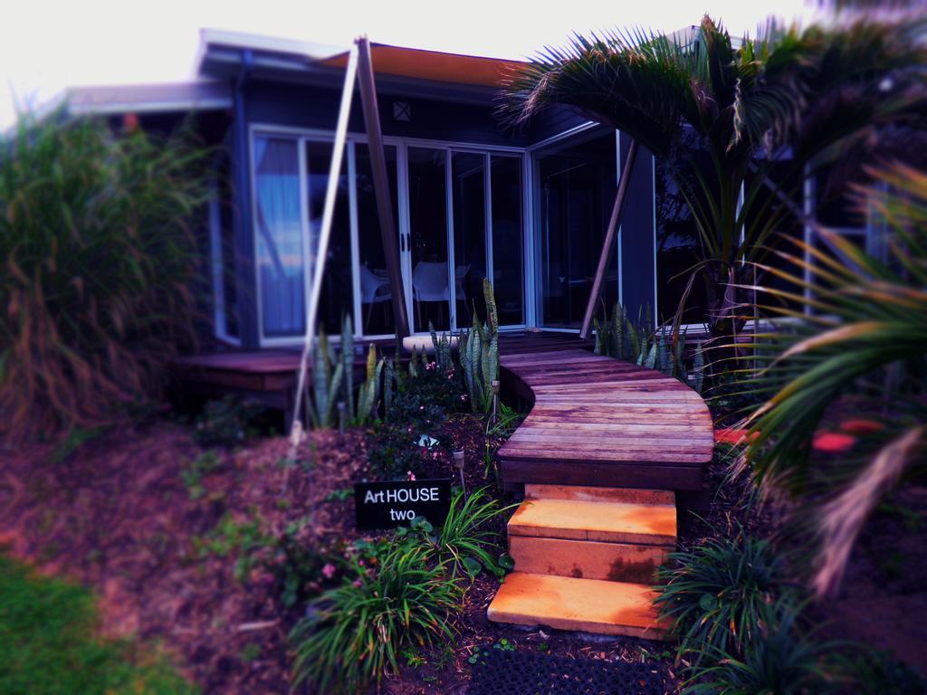 Arthouse Beachfront Accommodation Emerald Beach Exterior photo