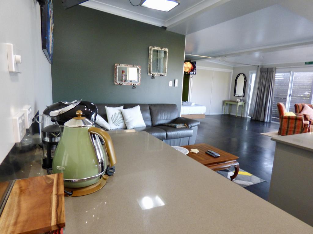 Arthouse Beachfront Accommodation Emerald Beach Exterior photo