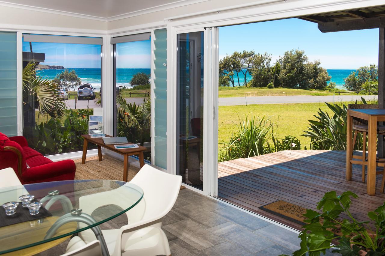 Arthouse Beachfront Accommodation Emerald Beach Exterior photo