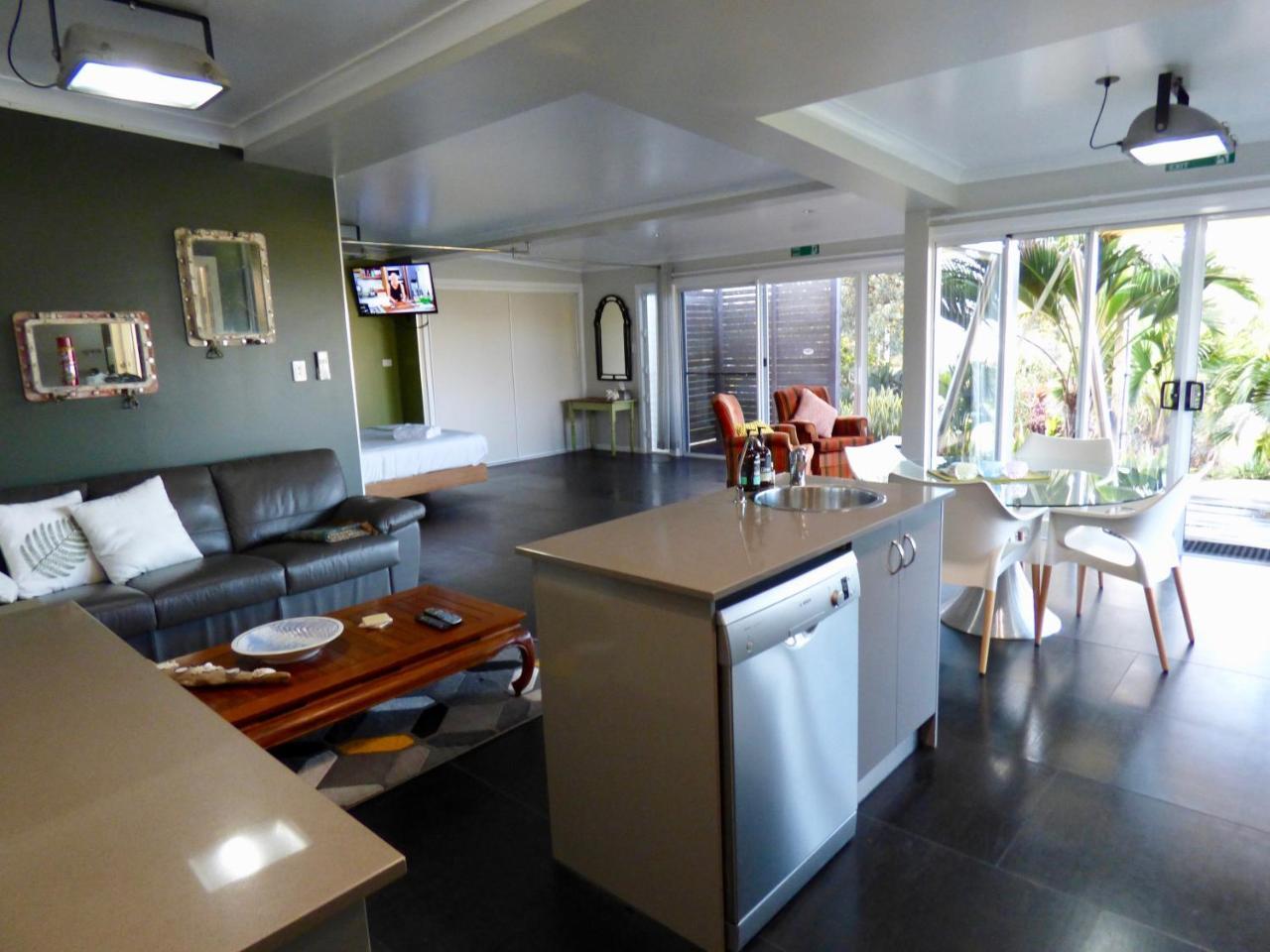 Arthouse Beachfront Accommodation Emerald Beach Exterior photo