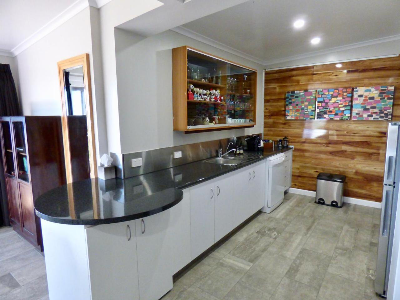 Arthouse Beachfront Accommodation Emerald Beach Exterior photo
